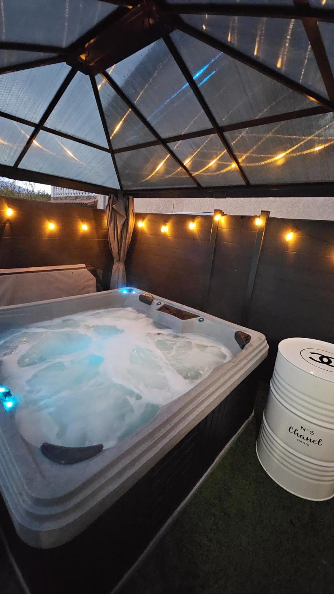 Hebergement Privee Jaccuzzi En Supplement Saint-Clair-du-Rhone 外观 照片